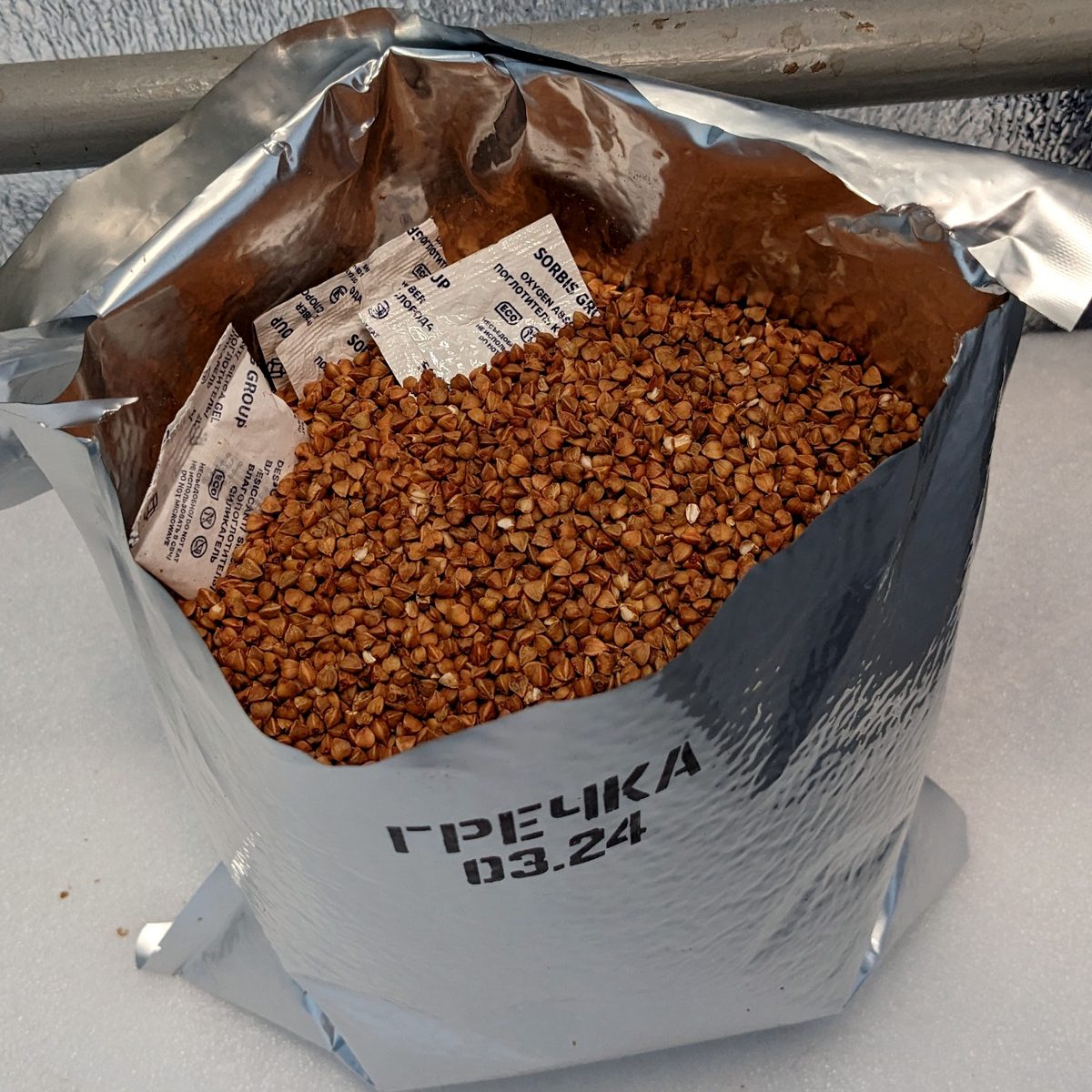 Открытый бескислородный пакет с гречкой — вид содержимого