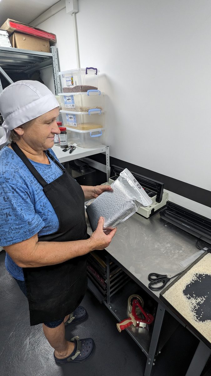 Работница запечатывает бескислородный пакет